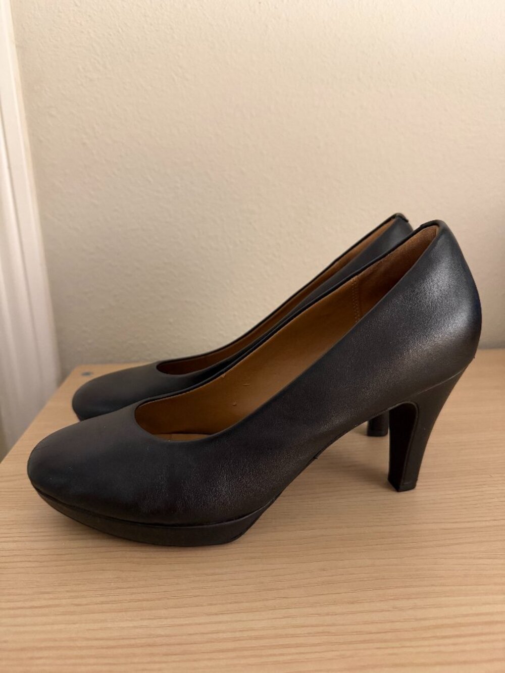 Clarks Black Leather Platform Round Toe Pumps Cushion Soft, Size 8.5